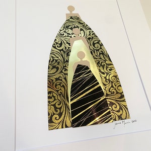 Pu&ograve; includere: Un collage incorniciato di tre figure in oro e nero, con un motivo a spirale sui bordi esterni. Le figure sono sovrapposte, con la figura pi&ugrave; grande sul retro e la figura pi&ugrave; piccola sul davanti. La firma dell'artista, "Jena Mann 2012", &egrave; nell'angolo in basso a destra.