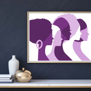 Peut inclure: Une impression d'art encadr&eacute;e repr&eacute;sentant des profils de femmes dans des tons violets. L'&oelig;uvre pr&eacute;sente des silhouettes avec des coiffures vari&eacute;es, cr&eacute;ant un effet de superposition. L'impression est expos&eacute;e sur une surface blanche avec des objets d&eacute;coratifs.