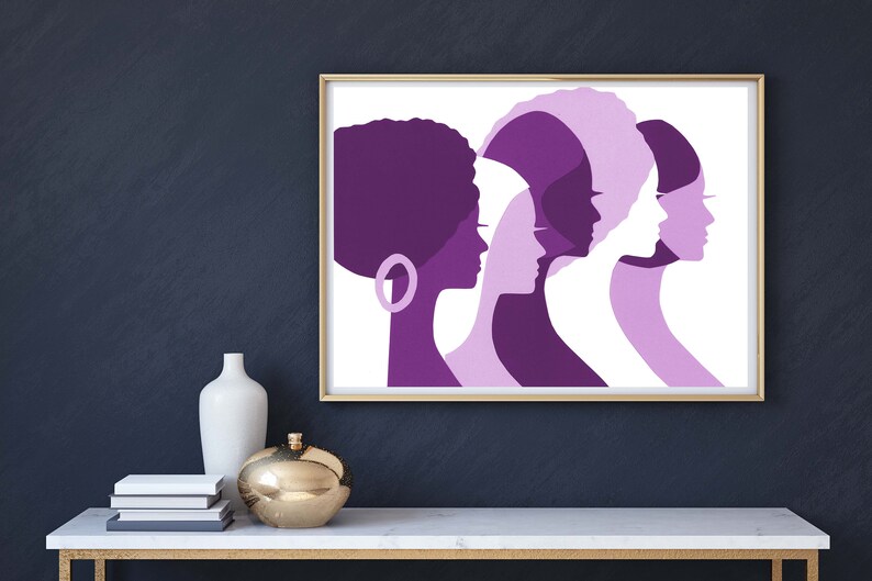 Peut inclure: Une impression d'art encadr&eacute;e repr&eacute;sentant des profils de femmes dans des tons violets. L'&oelig;uvre pr&eacute;sente des silhouettes avec des coiffures vari&eacute;es, cr&eacute;ant un effet de superposition. L'impression est expos&eacute;e sur une surface blanche avec des objets d&eacute;coratifs.