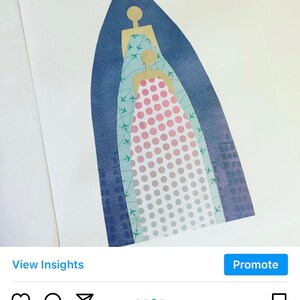 以下が含まれることがあります： 3人の女性を層状のデザインで描いた抽象的な芸術作品。女性は、異なる色の模様のドレスを着たシルエットで表現されています。色は青、緑、ピンク、白です。この作品は、女性の世代を表すことを意図しています。