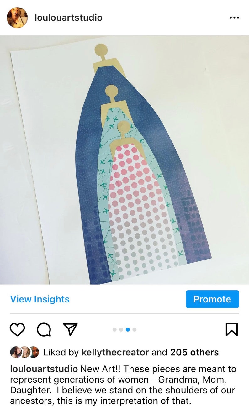以下が含まれることがあります： 3人の女性を層状のデザインで描いた抽象的な芸術作品。女性は、異なる色の模様のドレスを着たシルエットで表現されています。色は青、緑、ピンク、白です。この作品は、女性の世代を表すことを意図しています。