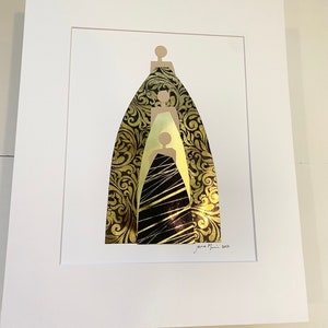 Pu&ograve; includere: Una stampa artistica incorniciata con tre figure in nero e oro, su uno sfondo con motivo dorato. Le figure sono sovrapposte, creando un senso di profondit&agrave;. La firma dell'artista e l'anno 2022 sono visibili nell'angolo in basso a destra.
