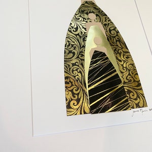 Pu&ograve; includere: Stampa d'arte astratta con tre figure in oro e nero, su uno sfondo a motivi oro e nero. La stampa &egrave; firmata "Jane Mann 2021".