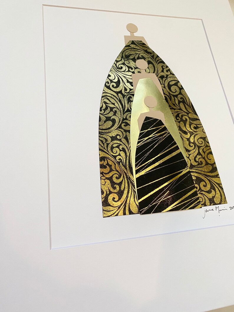Pu&ograve; includere: Stampa d'arte astratta con tre figure in oro e nero, su uno sfondo a motivi oro e nero. La stampa &egrave; firmata "Jane Mann 2021".
