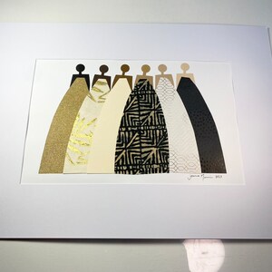 K&ouml;nnte beinhalten: Ein gerahmter Kunstdruck mit einer Collage aus sechs Figuren in schwarzen Silhouetten, die Kleider aus gemustertem Papier tragen. Die Kleider sind in Gold-, Wei&szlig;- und Schwarzt&ouml;nen gehalten. Die Unterschrift des K&uuml;nstlers und das Jahr 2013 sind unten rechts sichtbar.