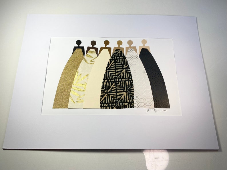 K&ouml;nnte beinhalten: Ein gerahmter Kunstdruck mit einer Collage aus sechs Figuren in schwarzen Silhouetten, die Kleider aus gemustertem Papier tragen. Die Kleider sind in Gold-, Wei&szlig;- und Schwarzt&ouml;nen gehalten. Die Unterschrift des K&uuml;nstlers und das Jahr 2013 sind unten rechts sichtbar.