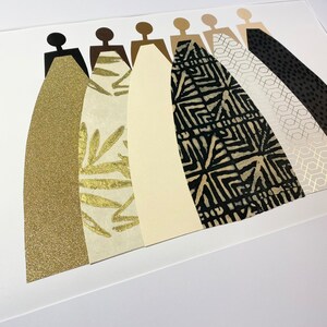 K&ouml;nnte beinhalten: Ein gerahmter Kunstdruck mit sieben Figuren in schwarzen Silhouetten, die farbenfrohe Kleider mit geometrischen Mustern tragen. Die Kleider sind in Gold-, Wei&szlig;-, Schwarz- und Braunt&ouml;nen gehalten. Der Druck ist mit "Jeanne M. 20" signiert.