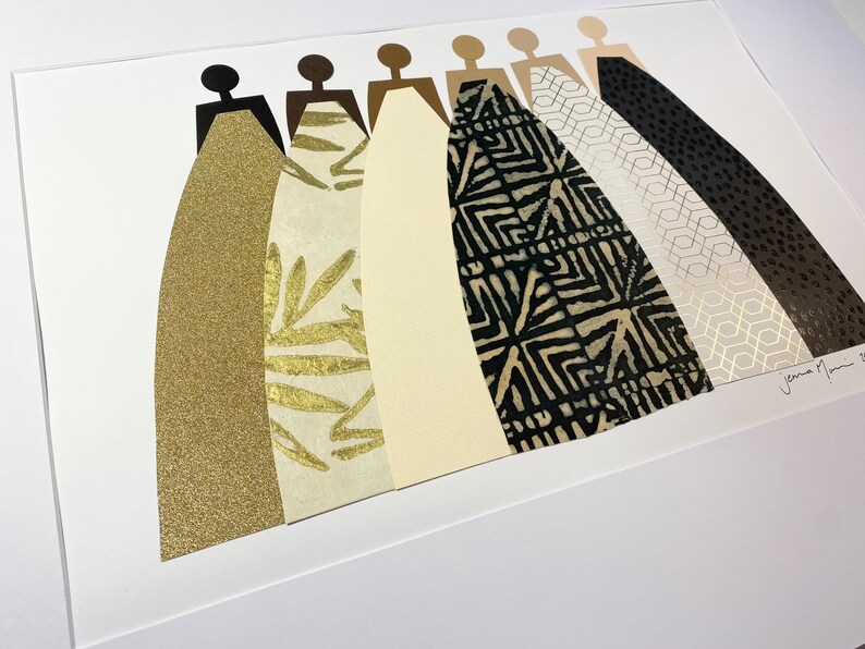 K&ouml;nnte beinhalten: Ein gerahmter Kunstdruck mit sieben Figuren in schwarzen Silhouetten, die farbenfrohe Kleider mit geometrischen Mustern tragen. Die Kleider sind in Gold-, Wei&szlig;-, Schwarz- und Braunt&ouml;nen gehalten. Der Druck ist mit "Jeanne M. 20" signiert.