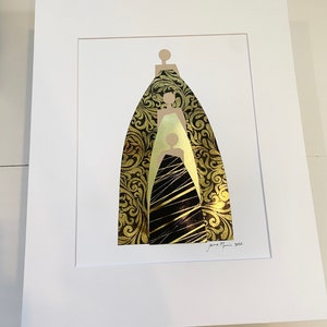 Pu&ograve; includere: Una stampa artistica incorniciata con un design astratto in oro e nero di tre figure. Le figure sono sovrapposte, con la figura in basso che indossa un abito nero e le due figure in alto che indossano abiti dorati. La stampa &egrave; firmata "Jane Marin 2022".