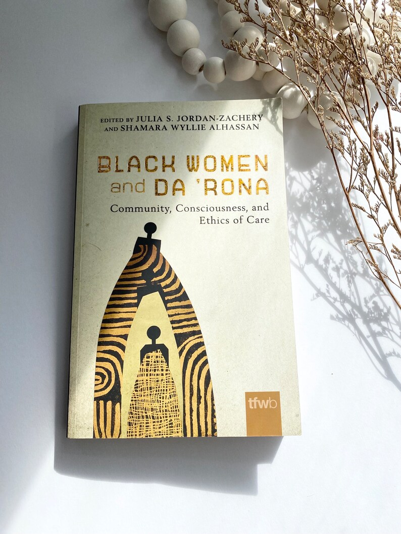 K&ouml;nnte beinhalten: Ein Buch mit dem Titel "Black Women and Da 'Rona: Community, Consciousness, and Ethics of Care" mit einer goldenen und schwarzen Illustration auf dem Cover.
