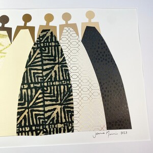 K&ouml;nnte beinhalten: Eine Collage aus f&uuml;nf Figuren mit verschiedenen gemusterten Kleidern in Schwarz, Wei&szlig; und Gold. Die Figuren sind in einer Reihe angeordnet und haben ein schlichtes, geometrisches Design. Das Kunstwerk ist mit "Jenna Mani 2023" signiert.