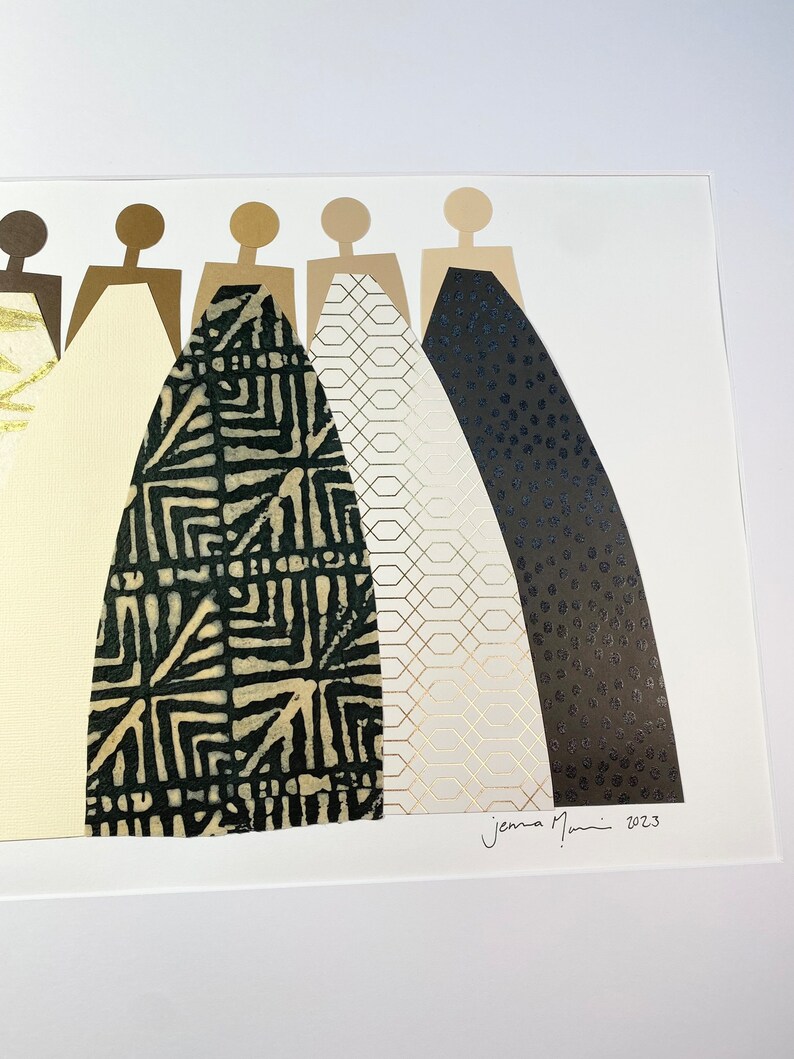 K&ouml;nnte beinhalten: Eine Collage aus f&uuml;nf Figuren mit verschiedenen gemusterten Kleidern in Schwarz, Wei&szlig; und Gold. Die Figuren sind in einer Reihe angeordnet und haben ein schlichtes, geometrisches Design. Das Kunstwerk ist mit "Jenna Mani 2023" signiert.