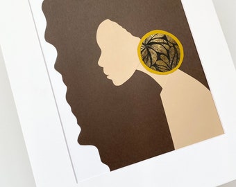 Può includere: Una silhouette di carta marrone e beige di una persona con un grande orecchino circolare dorato con un motivo floreale nero.