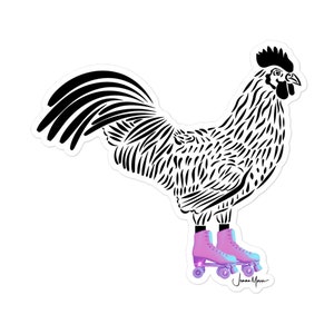 Può includere: Un adesivo di gallo in bianco e nero con un design unico. Il gallo indossa pattini a rotelle rosa e blu. L'adesivo ha uno sfondo bianco ed è un design divertente e stravagante.