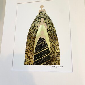 Pu&ograve; includere: Un collage incorniciato di tre figure in uno schema di colori oro e nero. Le figure sono sovrapposte, con la figura superiore che &egrave; la pi&ugrave; grande. Lo sfondo &egrave; un passepartout bianco.