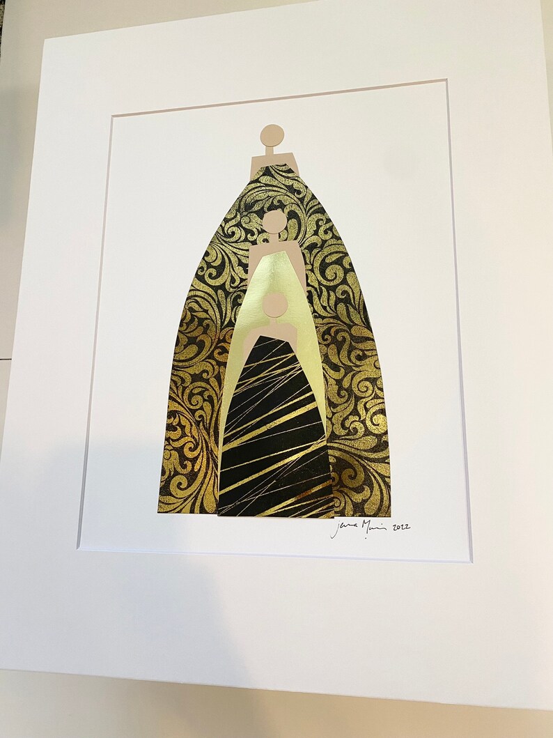 Pu&ograve; includere: Un collage incorniciato di tre figure in uno schema di colori oro e nero. Le figure sono sovrapposte, con la figura superiore che &egrave; la pi&ugrave; grande. Lo sfondo &egrave; un passepartout bianco.
