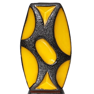 Pode incluir: Um vaso decorativo com um exterior preto texturizado e brilhantes detalhes ovais e triangulares amarelos. O vaso tem uma base retangular e uma forma oval alta. O design é moderno e atraente, adequado para decoração de interiores.