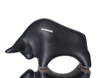 マットブラックの陶器製雄牛の置物 - OTTO KERAMIK - Etsy 日本 マットブラックの陶器製雄牛の置物 - OTTO KERAMIK - Etsy 日本
