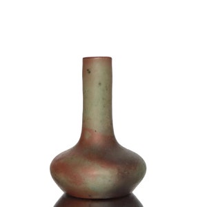 以下が含まれることがあります： 丸い底と細い首を持つ、緑と茶色の小さな陶器の花瓶です。