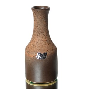 Peut inclure: Un vase en céramique brun avec un glaçage moucheté. Le vase a un col étroit et une base large. Il est marqué d'un autocollant qui indique "Studio Ceramics, Handcrafted, Made in England".