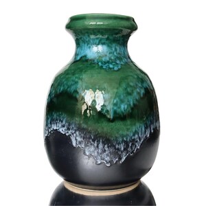 Könnte beinhalten: Eine grüne und schwarze Keramikvase mit rundem Körper und einer breiten Öffnung. Die Vase hat eine marmorierte Glasur in Grün-, Blau- und Schwarztönen.