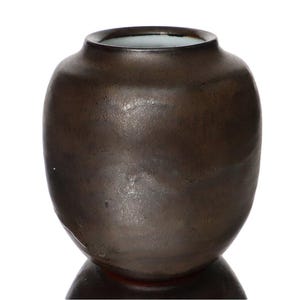 Könnte beinhalten: Eine kleine, dunkelbraune Keramikvase mit rundem Körper und schmaler Öffnung. Die Vase hat eine strukturierte Oberfläche und ein dunkles Inneres. Die Vase ist wahrscheinlich handgefertigt und eignet sich zur Präsentation von Blumen oder als dekoratives Element.