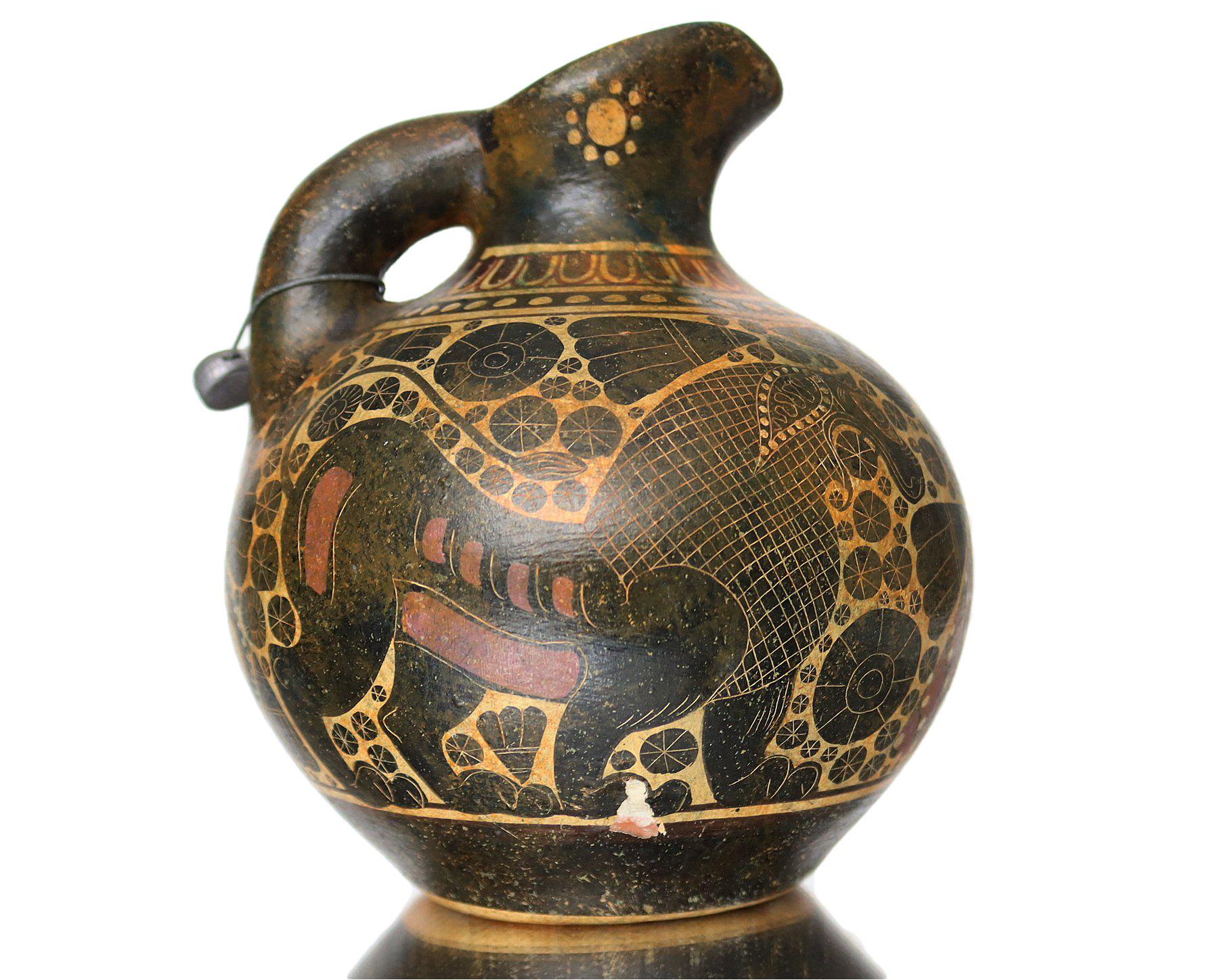 博物館のレプリカ - タコの装飾が施された古代ギリシャの陶器の水差し