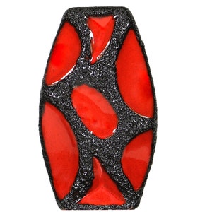 Pode incluir: Um vaso de cerâmica vermelho e preto com uma superfície texturizada. O vaso tem um design único com manchas vermelhas sobre um fundo preto.
