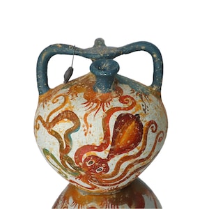 Könnte beinhalten: Keramikamphore mit rundem Körper und zwei Henkeln. Das Gefäß ist mit einem Oktopus-Design in Orange, Rot und Grün auf weißem Grund bemalt. Die Henkel und der Rand sind blau.