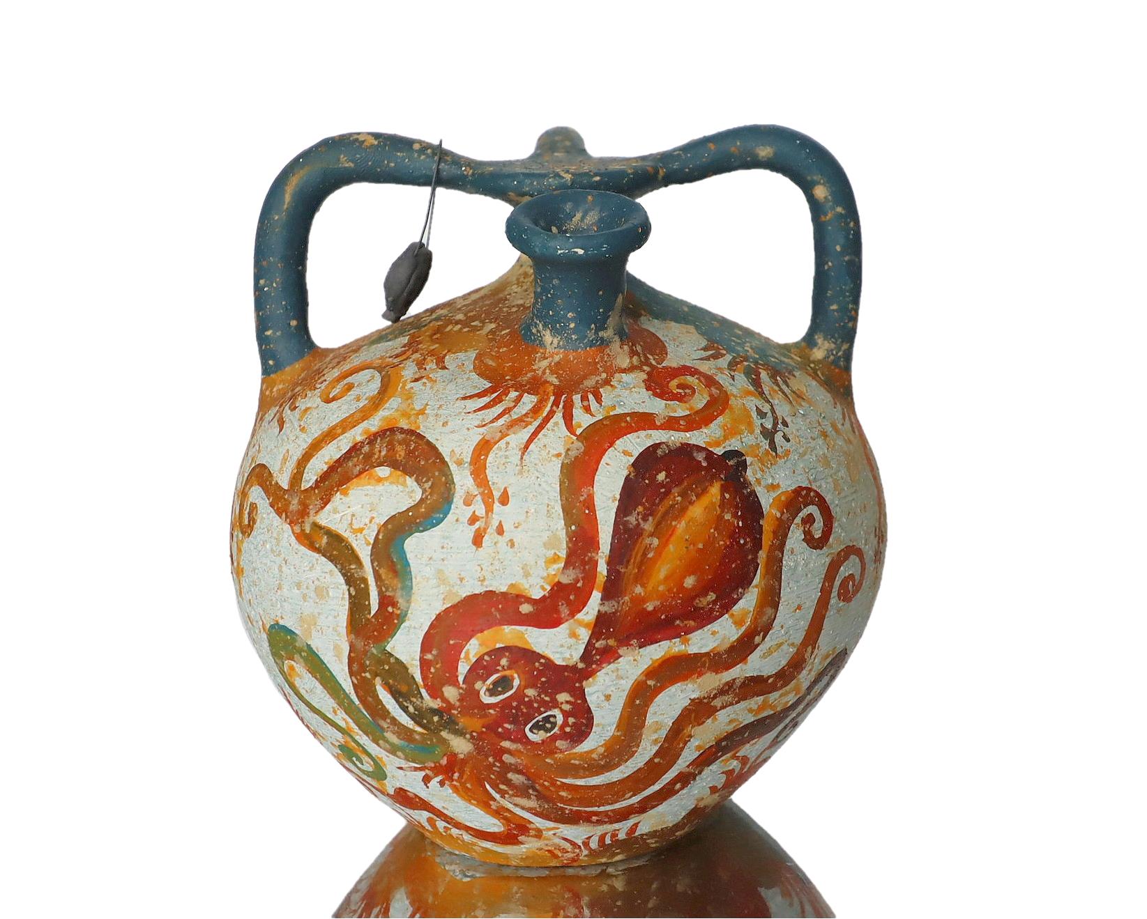 博物館のレプリカ - タコの装飾が施された古代ギリシャの陶器の水差し