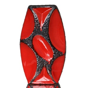 Pode incluir: Um vaso de cerâmica vermelho com um design geométrico preto. O vaso tem uma forma oval arredondada e uma superfície texturizada.