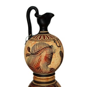 Réplica de museo: pequeño jarrón de cerámica griega antigua, pintado a mano. Artefacto de imitación de ánfora.