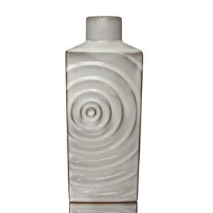 Peut inclure: Un vase rectangulaire en céramique blanc cassé avec un col cylindrique. Le devant du vase présente un motif en spirale. Le vase est un objet décoratif, adapté pour exposer des fleurs ou comme pièce d'art autonome.