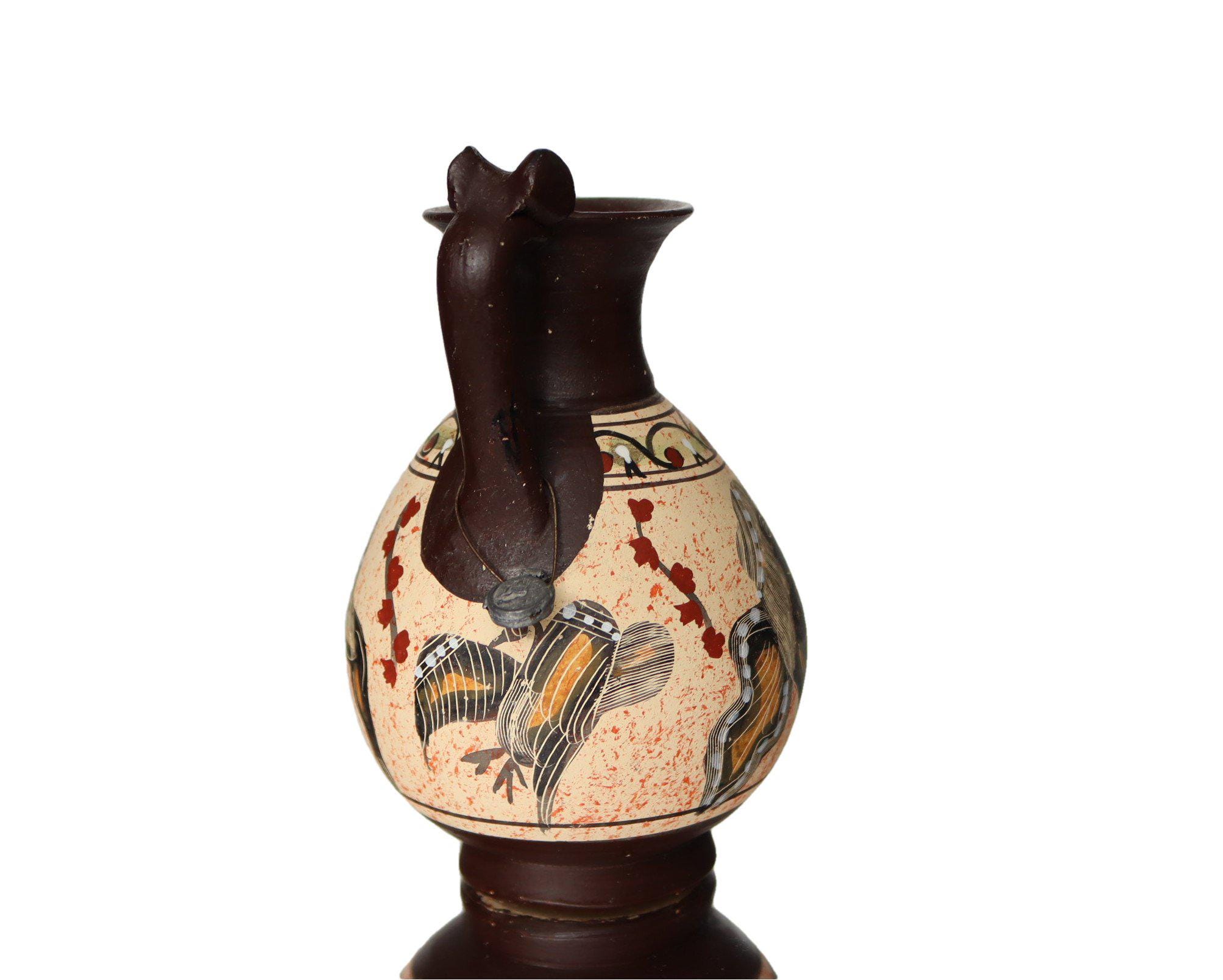 博物館のレプリカ - 手描きの装飾が施された古代ギリシャの陶器の