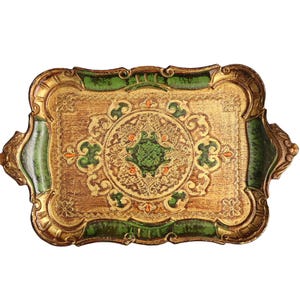 Può includere: Vassoio rettangolare ornato con toni oro, verde e marrone. Il vassoio presenta un design simmetrico dettagliato con motivi floreali e geometrici. I bordi e le maniglie sono accentuati in verde, con uno stile vintage.