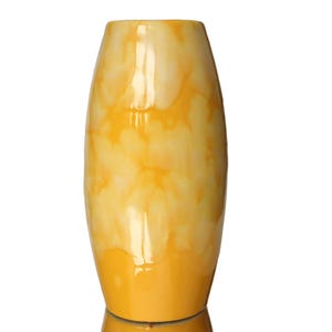 Op de afbeelding: Een gele keramische vaas met een marmerpatroon. De vaas is hoog en slank met een ronde bodem en een licht uitlopende opening.
