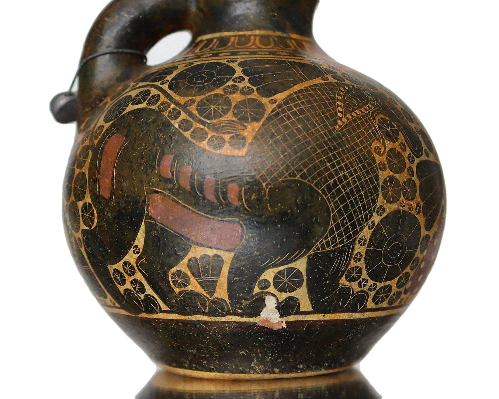 博物館のレプリカ - タコの装飾が施された古代ギリシャの陶器の水差し