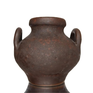 Peut inclure: Un vase en céramique brun foncé texturé avec un corps arrondi, un col large et deux anses latérales symétriques. La surface présente une finition mate et tachetée avec des variations de tons subtiles, donnant un aspect rugueux au récipient.