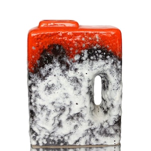 Peut inclure: Vase rectangulaire en céramique avec un dessus orange vif et une surface texturée et mouchetée. Le vase présente une ouverture oblongue unique et une base avec un motif sombre et moucheté. La partie inférieure est blanche avec des mouchetures noires.