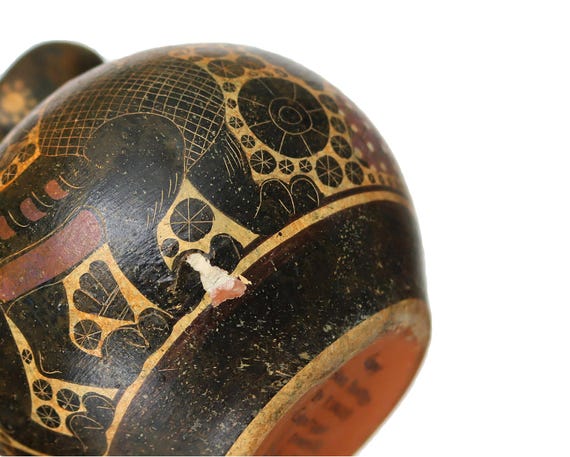 紀元前500年　ギリシャで見つかった水差しのミュージアムコピーです。 博物館のレプリカ - タコの装飾が施された古代ギリシャの陶器の水差し