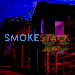 Puede incluir: Imagen digitalmente mejorada de un edificio de noche con la palabra "SMOKESTACK" en texto azul. La imagen también incluye el texto "22 Legion" en color verde y naranja.