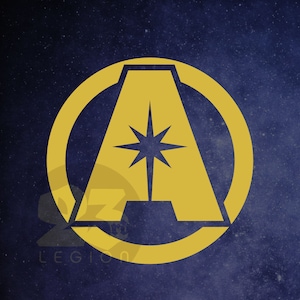 Peut inclure: Une lettre A stylisée jaune avec une étoile à l'intérieur d'un cercle, sur un fond bleu foncé avec des étoiles blanches. La lettre A est dans un cercle avec un contour jaune.