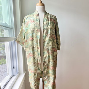 vintage gold Peony brand embroidered kimono size sm-med, short sleeve asian robe
