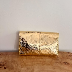 Bolso de mano vintage de piel de serpiente dorada de los años 80, bolso de noche de pitón metalizado, bolso de mano glam disco, bolso llamativo, estilo del viejo Hollywood.