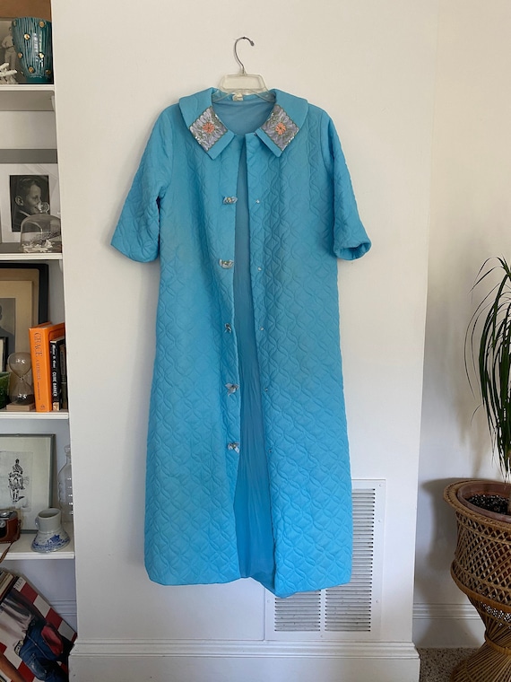 Vintage 60s quilted Blue robe, floral baby blue ho