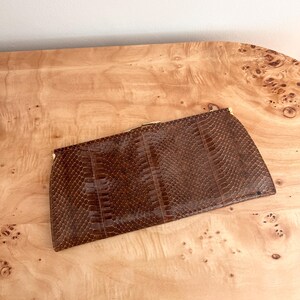Clutch vintage em pele de cobra marrom, bolsa de noite em couro exótico genuíno, clutch em píton dos anos 70, bolsa de mão clássica, acessório marcante em pele de cobra.