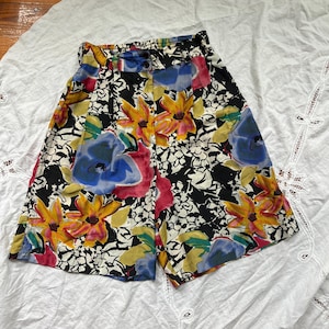 Vintage 90&#39;s silk floral Colorful pleated Shorts size med, bermuda floral summer shorts