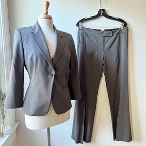 Vintage 90s Tahari minimalist suit size medium, Brown tailored blazer pant suit with matching belt