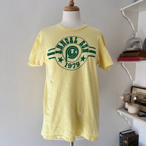 Maglietta da corsa gialla Hanes a punto singolo vintage anni &#39;70, maglietta unisex media/grande, maglietta in cotone grahic giallo Nj