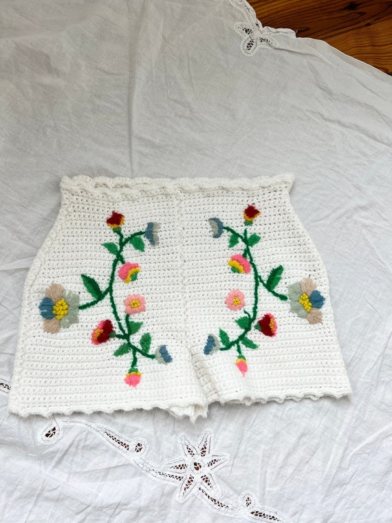 Vintage 70s crochet knit floral shorts, floral emb